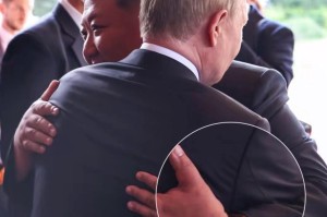 金正恩被曝佩戴价值10万瑞士名表，金与正背价值5万迪奥手提包